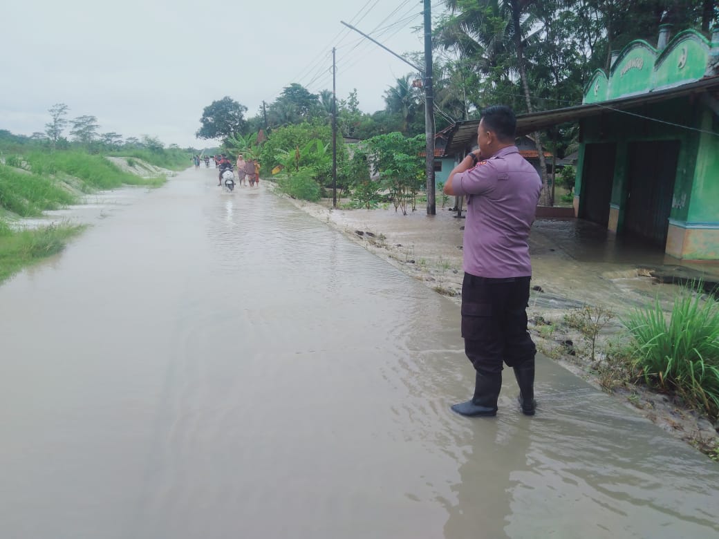 Polsek Bantarsari Gerak Cepat Bantu Warga Terdampak Luapan Sungai Cimeneng